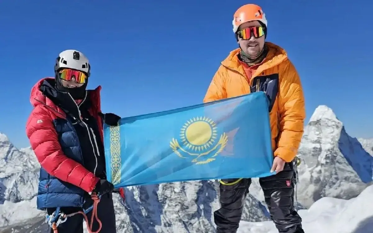 Первая девушка-казашка водрузила флаг страны на вершине Эвереста