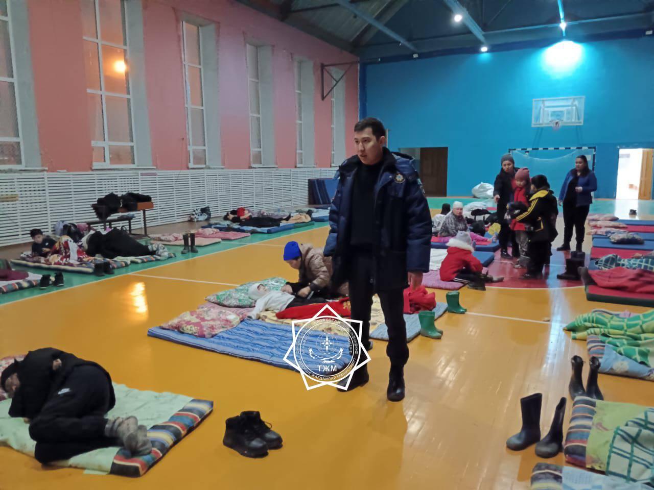 Почти 1500 людей эвакуировали в Актюбинской области